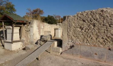 Alexandria Troas Antik Kenti’nde 2 bin yıllık odeion yapısının duvarı eski görünümüne kavuşuyor