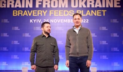 Ukrayna Devlet Başkanı Vladimir Zelenskiy: “Dünyanın 40 ülkesine 12 milyon ton tarım ürünü için limanlarımızdan 500’e yakın gemi ayrıldı”