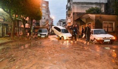 Antalya’nın iki ilçesinde sel felaketi; otomobiller sürüklendi, seralar su altında kaldı