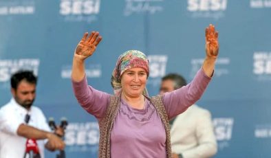 Binlerce CHP’linin alkışladığı Esma AK Parti rozeti taktı