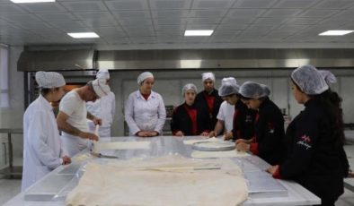 Kız öğrenciler, okulda baklava üretiyor