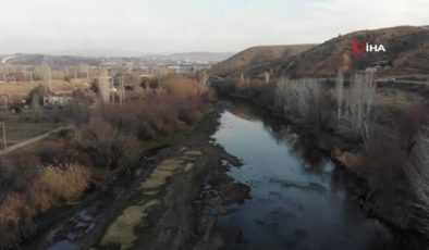 Kuraklık, Türkiye’nin en uzun nehrini etkiledi: Su seviyesi azalan Kızılırmak’ta adacıklar ortaya çıktı