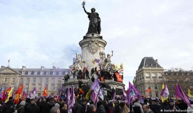 Paris’te toplanan Kürtler cinayetleri protesto etti