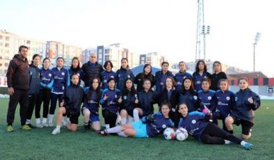 Van’da ailelerinin ikna edildiği kadın futbolcular, 3’üncü Lig’e hazırlanıyor