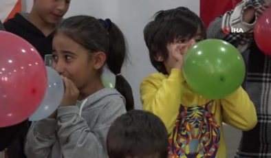 Karagöz ve Hacivat depremzede çocukların yüzünü güldürdü