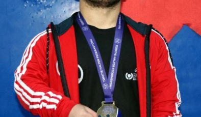 Akondroplazi hastası Çağdaş, 8 ay önce başladığı halterde Türkiye şampiyonu oldu